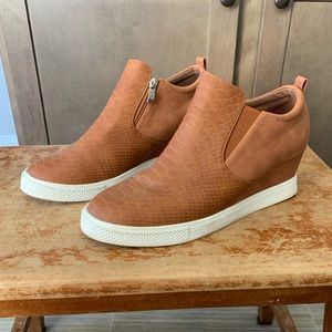 Women’s Size 11 Wedge Sneaker. VGUC. (Worn once).